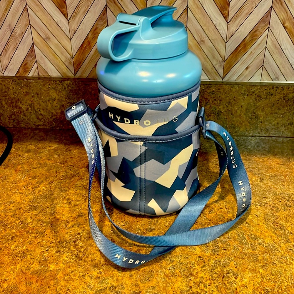 NWOT Authentic blue Hydrojug and blue camo ProSleeve with carrying strap